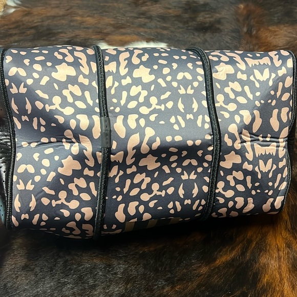 New Neoprene Expandable Tote with Detachable Zip Pouch Black, Gold, Leopard - Picture 11 of 16